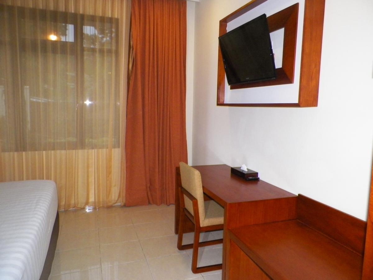 Multazam Hotel Solo מראה חיצוני תמונה